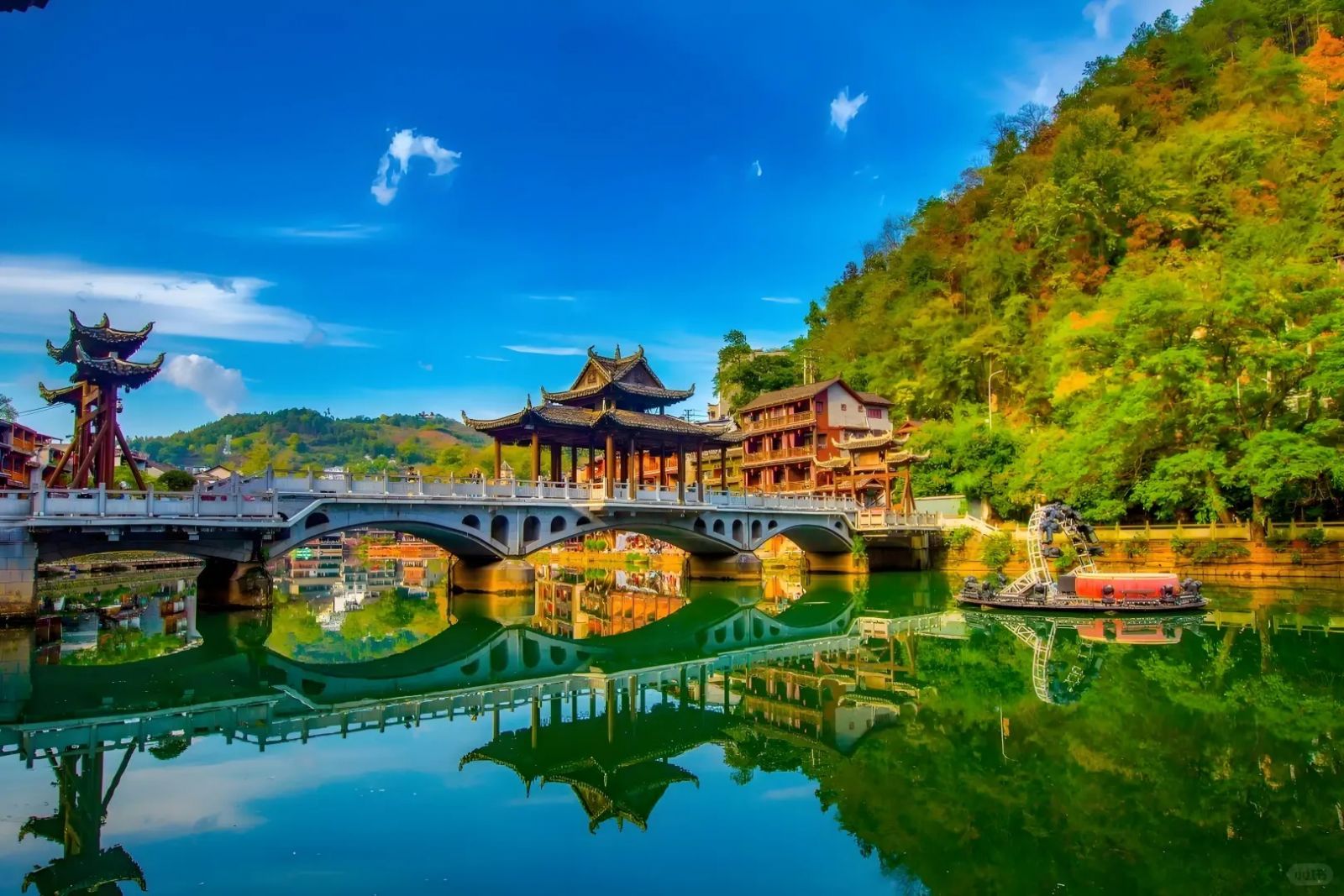 Phượng Hoàng Cổ Trấn